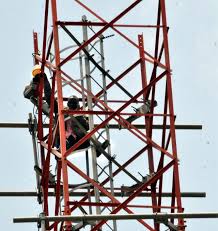 Man climb mast to protest economy